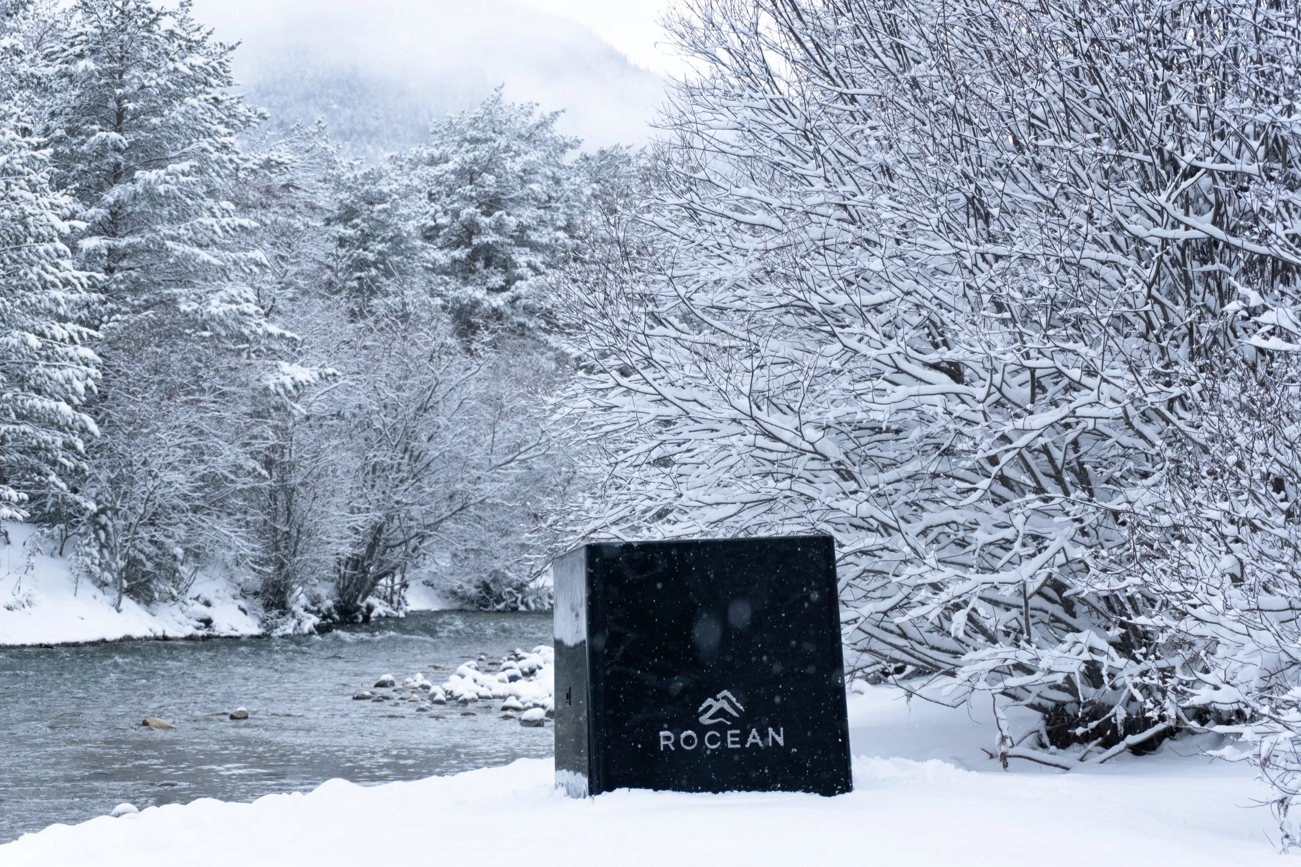 Rocean bath in a snowy mountain landscape